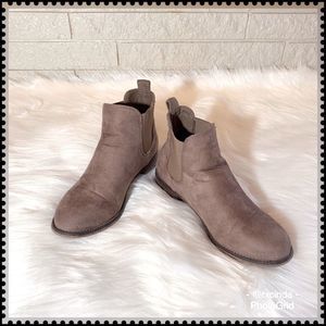 CATHY JEAN Distressed Cocoa Chelsea Ankle Boots